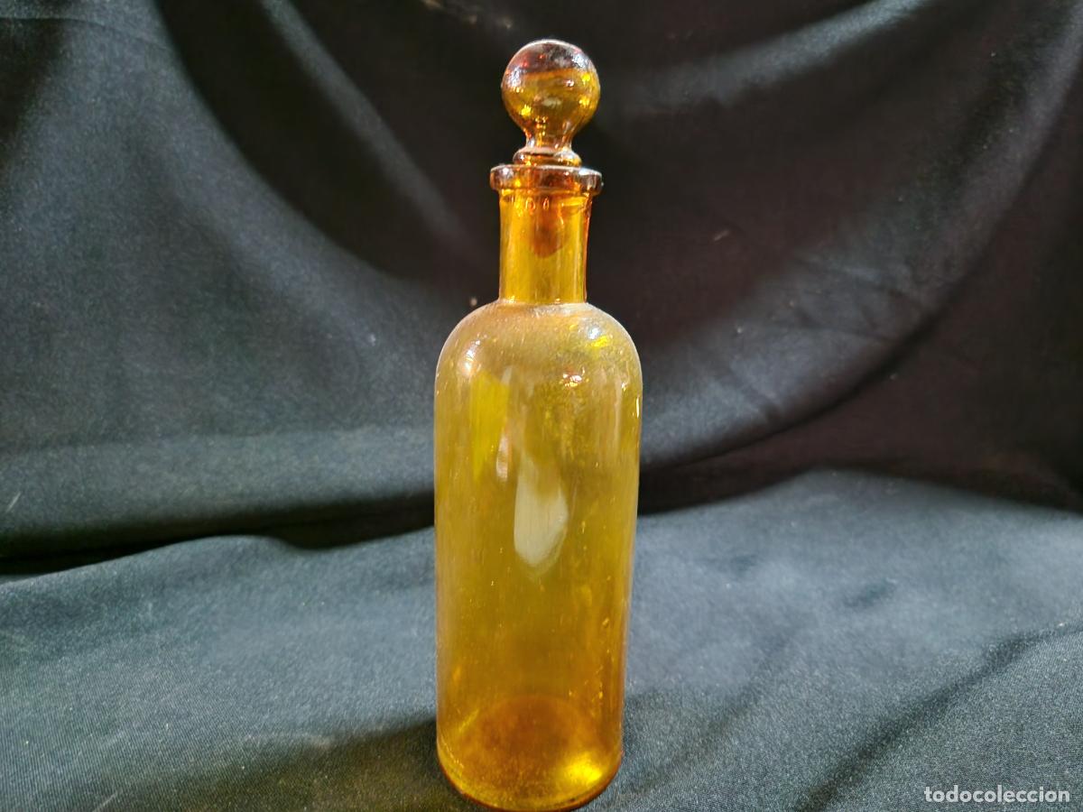 Coleccionismo: BONITA BOTELLA DE CRISTAL. COLOR AMBAR. 15CM A