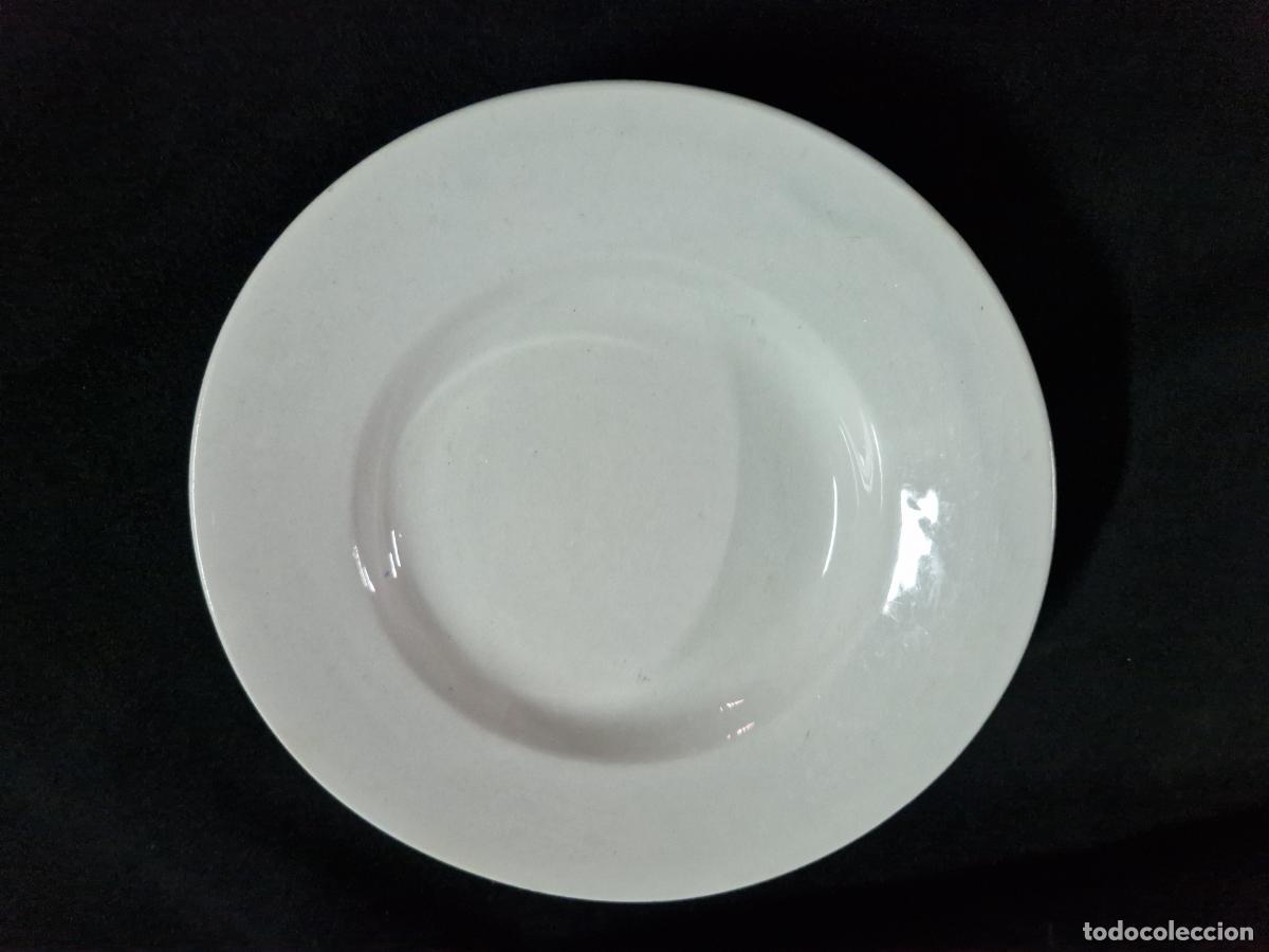 Coleccionismo: 2 BONITOS PLATOS EN CERAMICA. COLOR BLANCO. MEDIDA 22*23