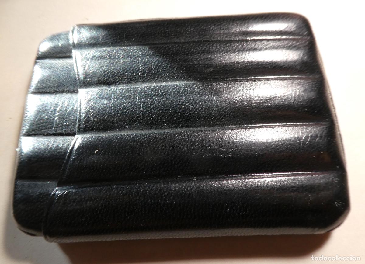 Coleccionismo: Vieja petaca purera para 5 puros, mide 12,5X 9,5 cm
