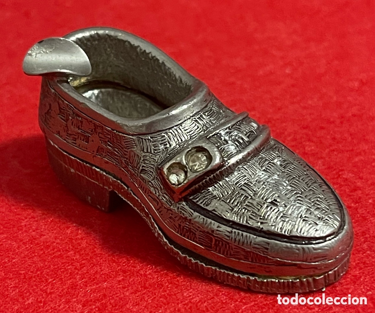 Coleccionismo: Bonito cenicero, en forma de zapato, bronce plateado