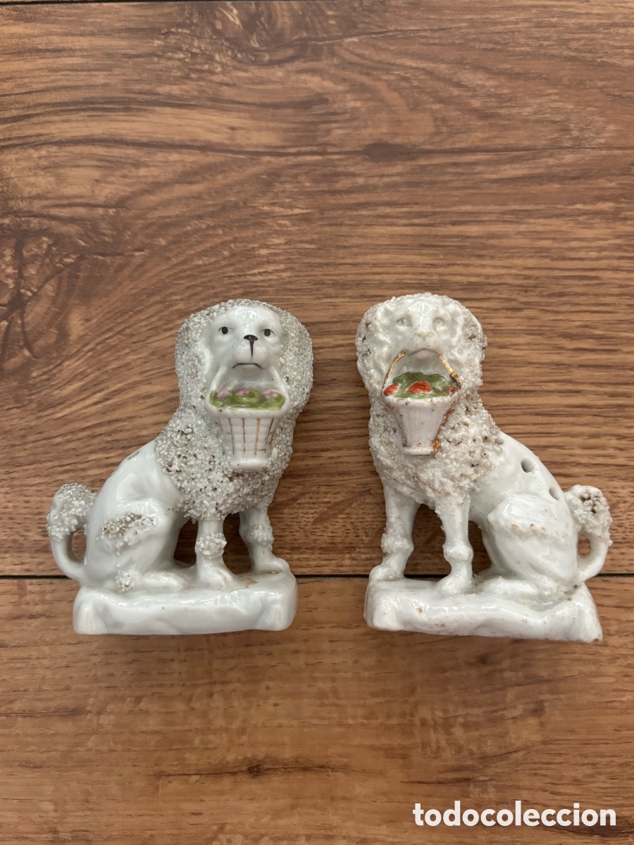 Coleccionismo: Pareja palilleros de porcelana- STAFFORDSHIRE perro con cesta