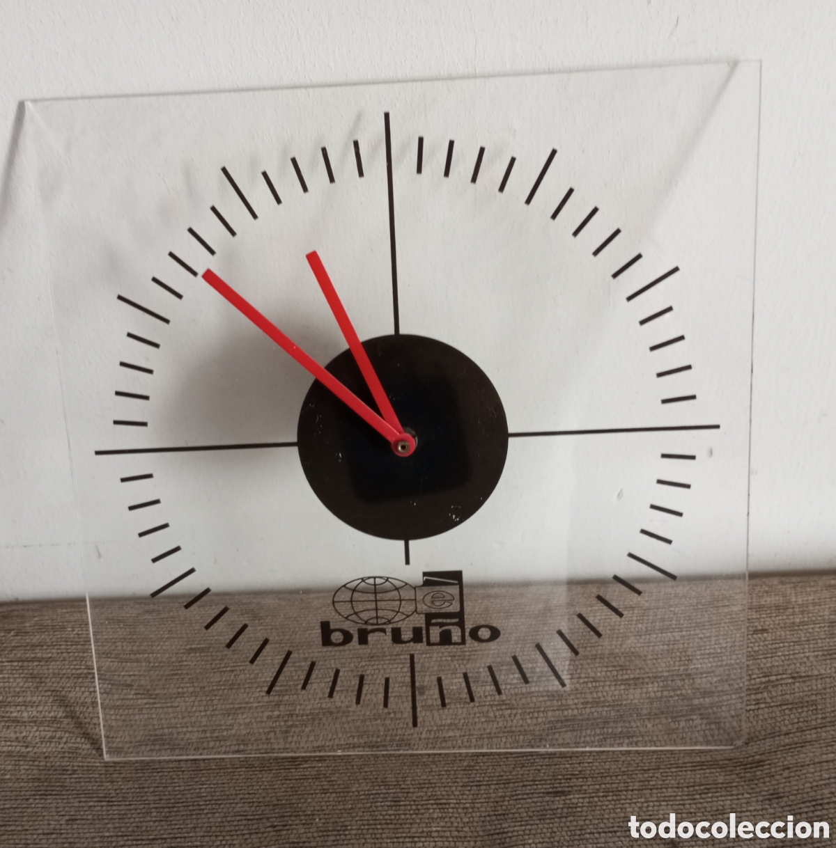 Coleccionismo: Reloj de pared con publicidad de la editorial Bru&ntilde;o.de pasta plastica mide 30x30 cms