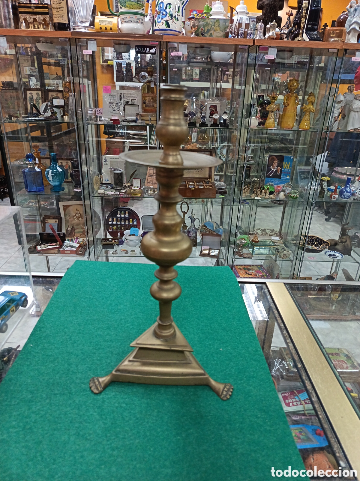 Coleccionismo: Candelabro de bronce antiguo, base triangular. Tres patas garra