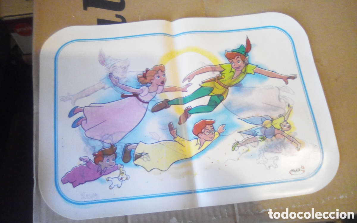 Coleccionismo: Peter Pan y Campanilla. Salvamanteles Disney - Yoplait. A&ntilde;os 70s/80s. Mide 39 x 27 cm., pl&aacute;stico.