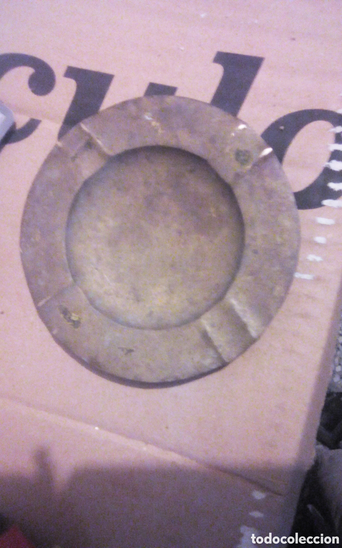 Coleccionismo: Antiguo cenicero de bronce o cobre. Mide 12,5 cm., usado.