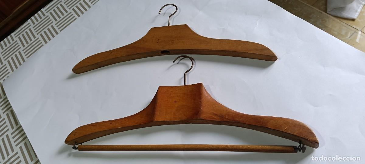 Coleccionismo: Lote de 2 perchas antiguas de madera para traje y abrigo de 40 cm