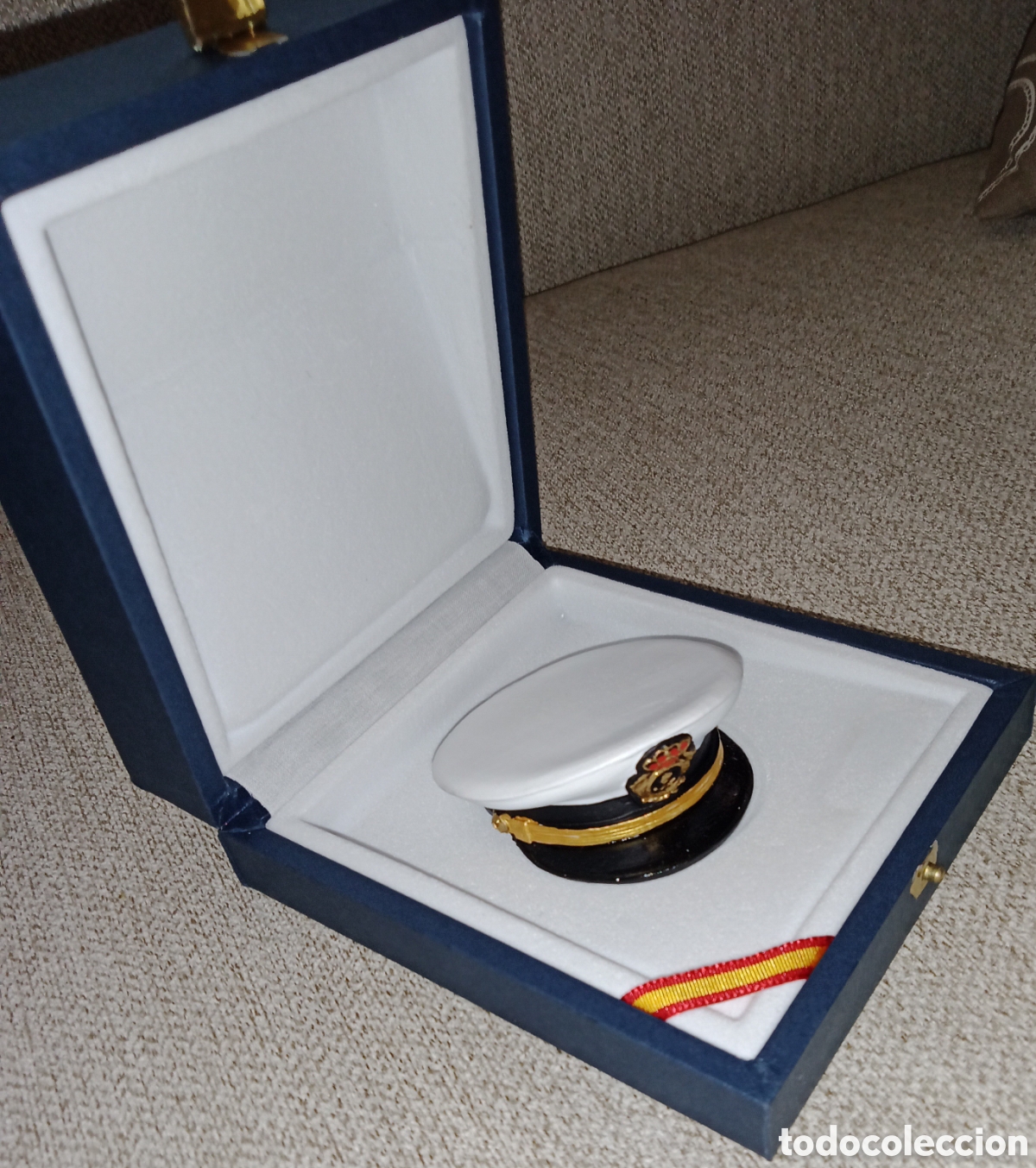 Coleccionismo: Gorra en metal policromado Suboficial Armada Espa&ntilde;ola