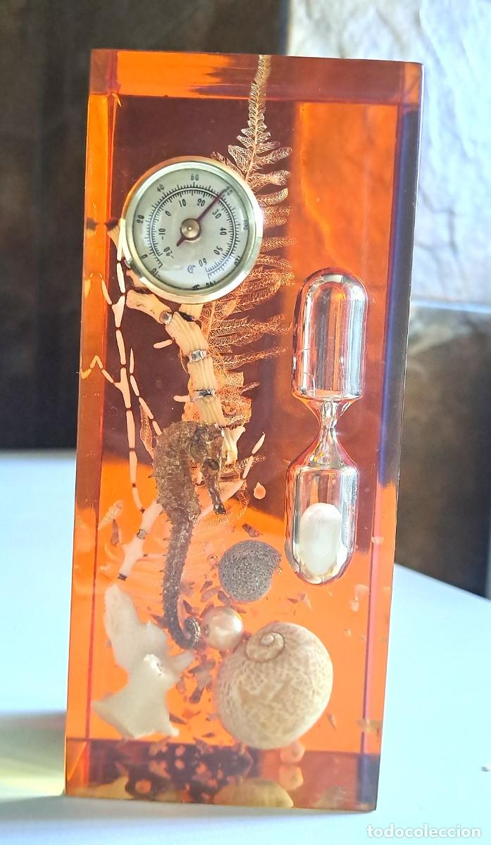 Coleccionismo: PISAPAPELES VINTAGE RELOJ ARENA Y TERMOMETRO CON ELEMENTOS MARINOS A&Ntilde;OS 70 (11,5 x 5 x 3 cm)
