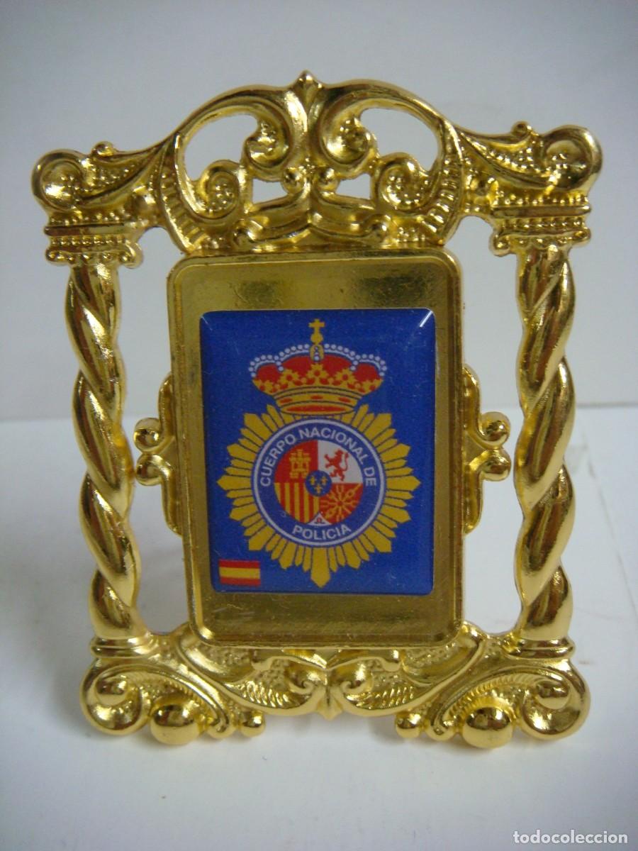 Coleccionismo: PORTAFOTOS METALICO CON EL ESCUDO DE LA POLICIA NACIONAL-CAJ-N&ordm;-55