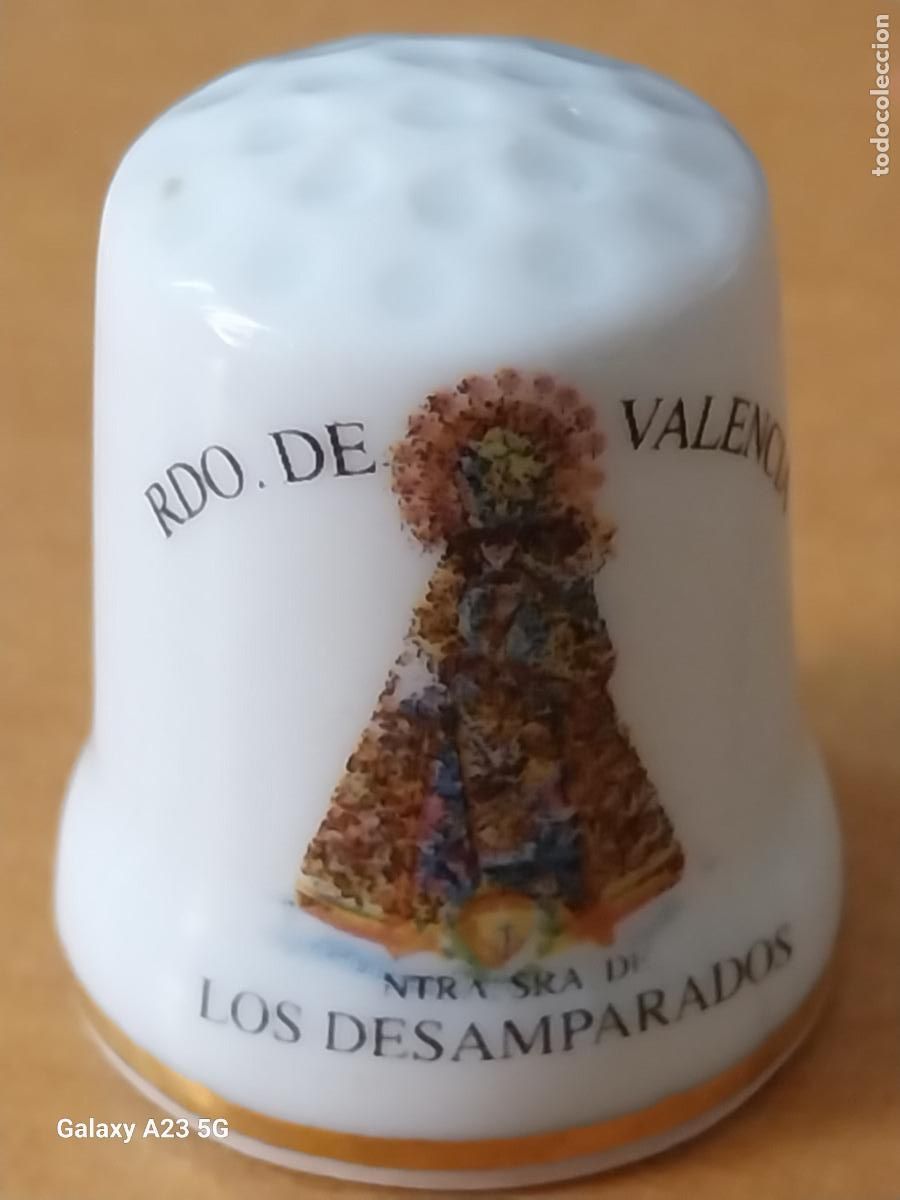 Coleccionismo: VIRGEN DE LOS DESAMPARADOS VALENCIA DEDAL PORCELANA 2.88CMS ALTO