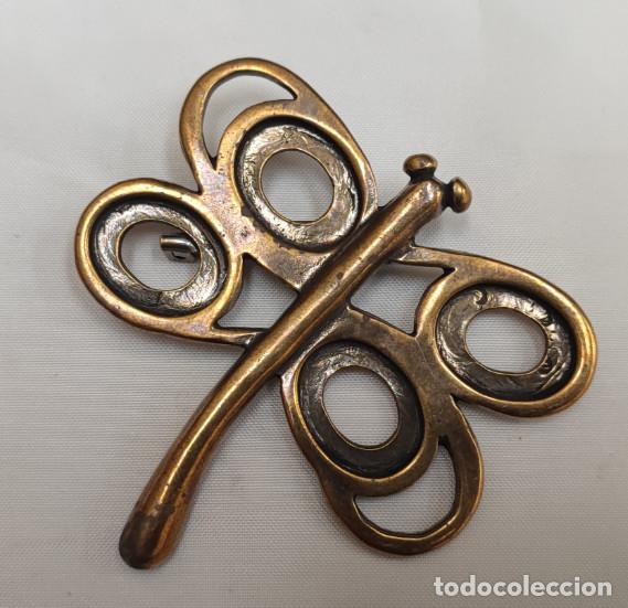 Coleccionismo: BROCHE DE LATON CON FORMA DE LIBELULA, 6,5 X 6,5 CM APROX.