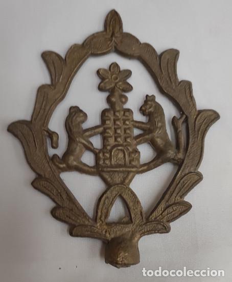 Coleccionismo: EMBELLECEDOR DE LATON CON LEONES Y CASTILLO