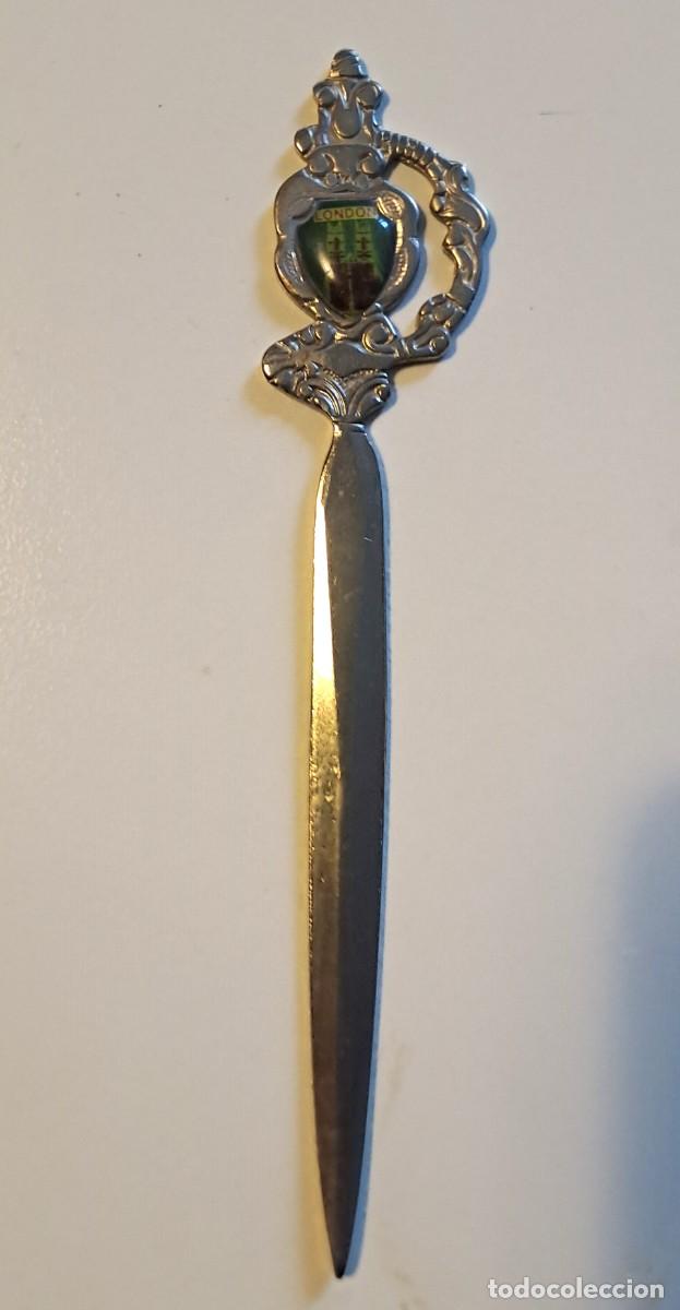 Coleccionismo: ABRECARTAS METALICO VINTAGE RECUERDO LONDRES CON EMPU&Ntilde;ADURA EN FORMA DE ESPADA (16 cm)