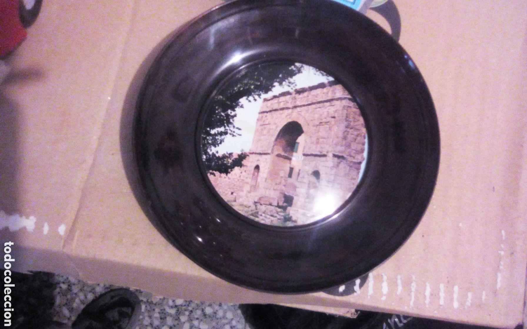 Coleccionismo: Recuerdo de Medinaceli. Foto monumento. Es para colgar, mide 16 cm., pl&aacute;stico. A&ntilde;os 60s.