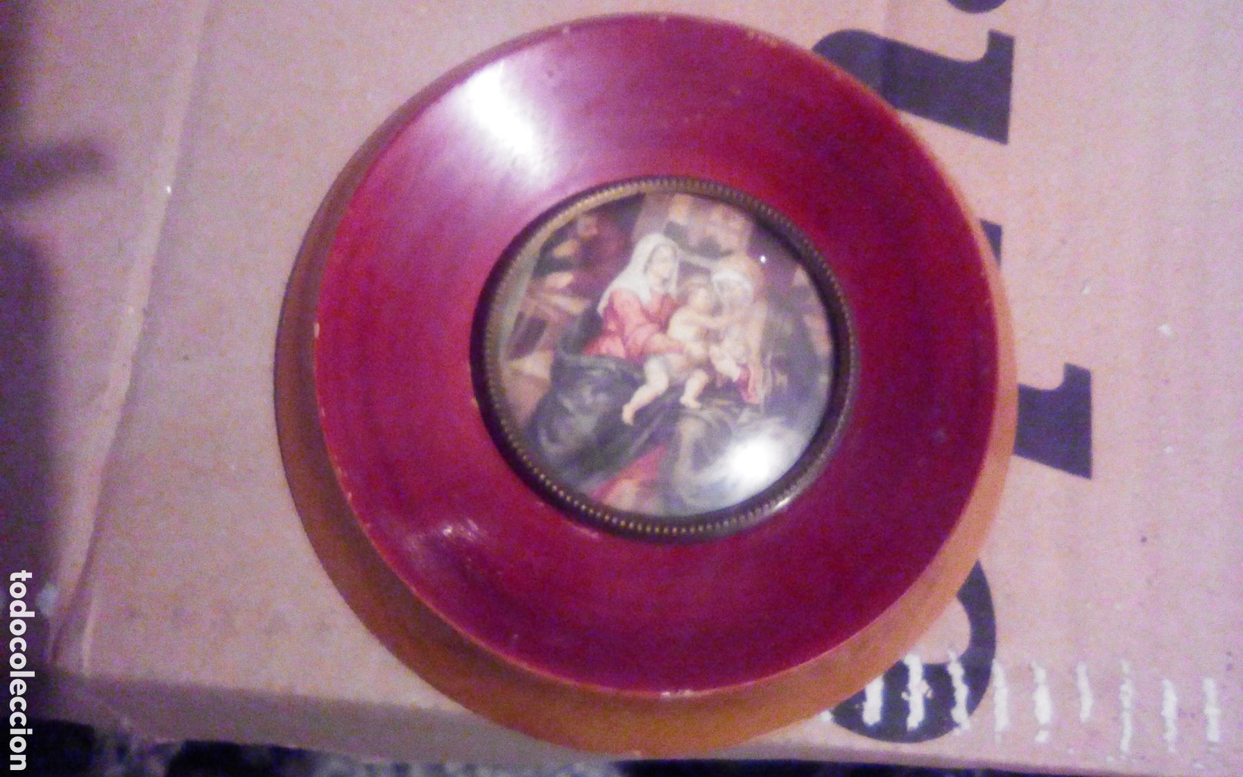 Sammeln: Recuerdo souvenir turistas. Sagrada familia. Es para colgar, mide 14 cm., madera. A&ntilde;os 60s.