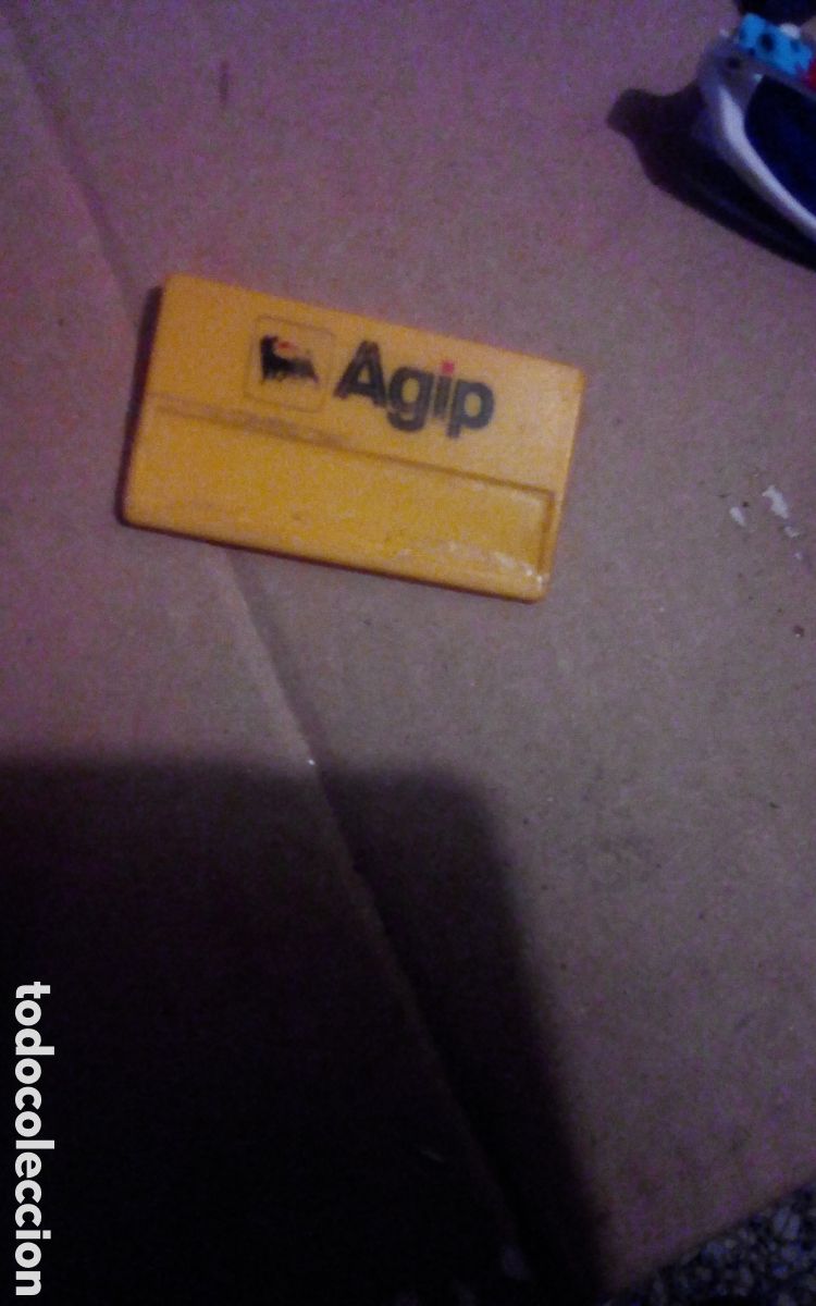 Coleccionismo: Agip. Placa identificativa de empleada/o con imperdible. Mide 7 cm., pl&aacute;stico.