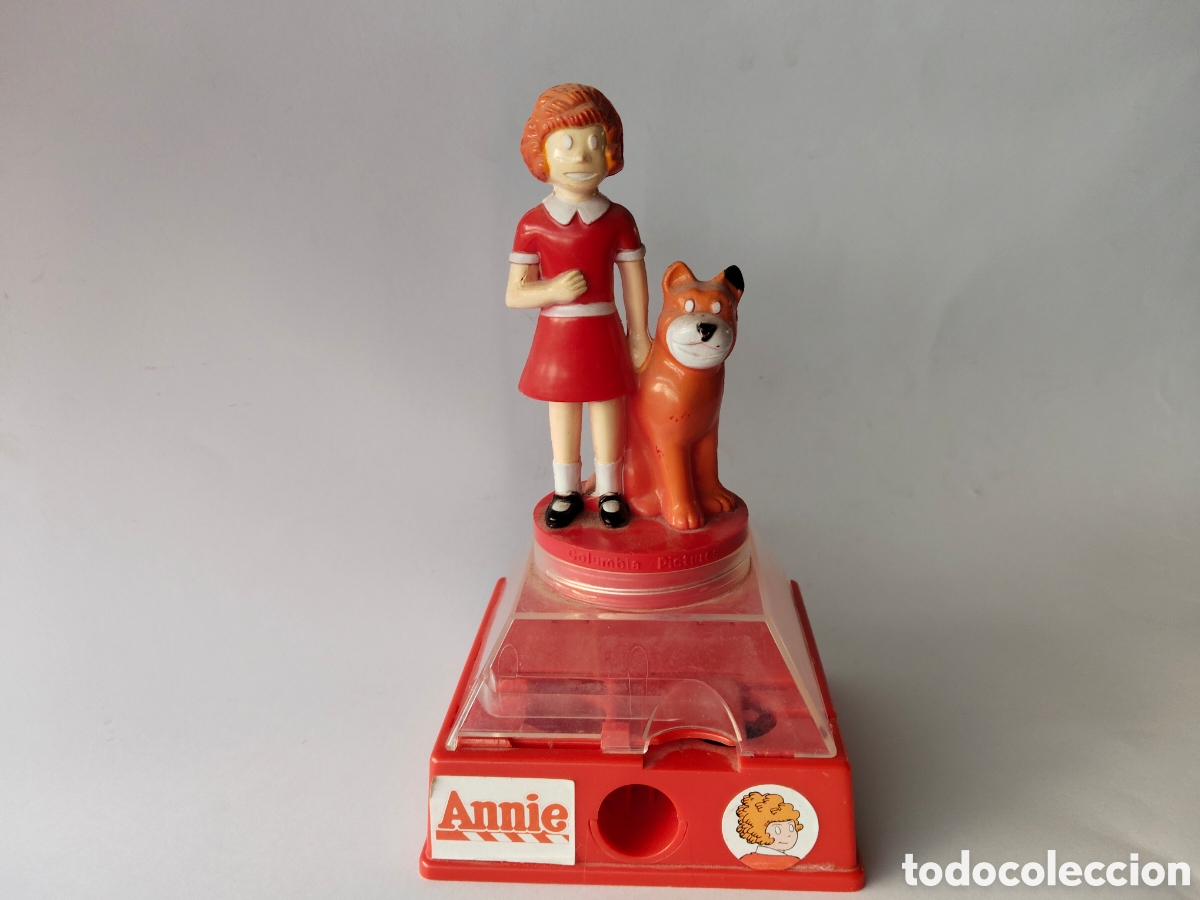 Coleccionismo: ANTIGUO DISPENSADOR DE CHICLES TIPO HUCHA VINTAGE DE 1981 DE ANNIE Y SU PERRO SANDY - ARROW INDUSTRI