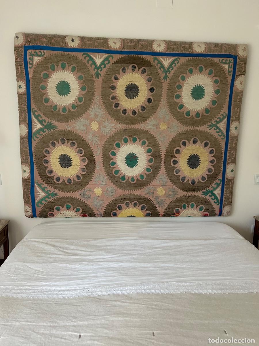 Collectionnisme: CABECERO ARTESANAL CON SUZANI ANTIGUO BORDADO A MANO &ndash; PIEZA &Uacute;NICA &ndash; 190 &times; 150 CM