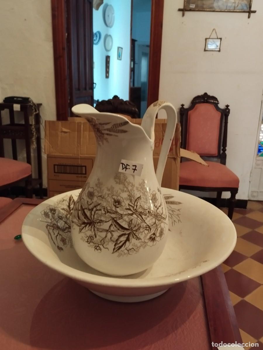 Collectionnisme: Jarra y palangana Cartuja con decoraci&oacute;n de flores en estampaci&oacute;n calcogr&aacute;fica