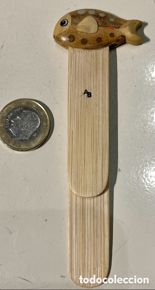 Coleccionismo: Marcapaginas. Con pez. Hecho a mano. Madera.
