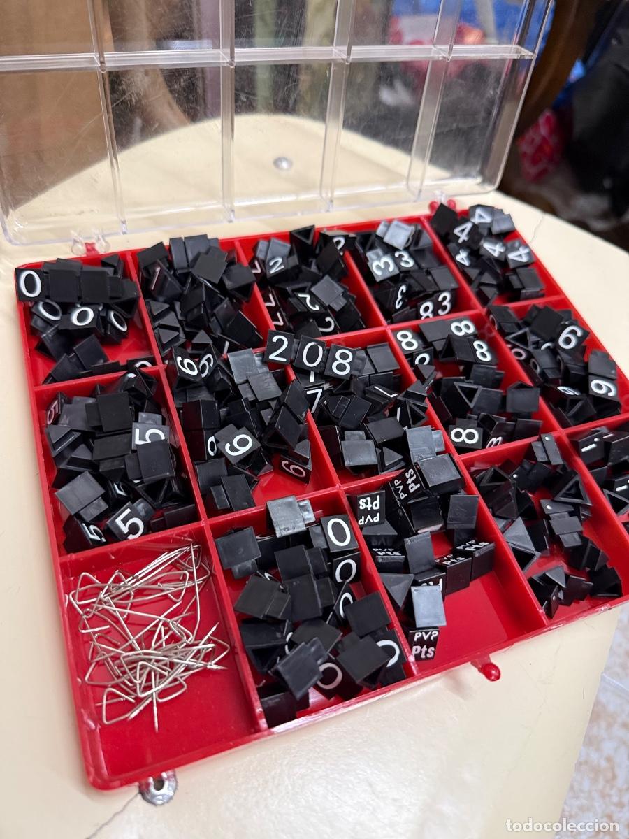Coleccionismo: Curiosa caja vintage llena de numeros encajables para poner precios en escaparate o tienda