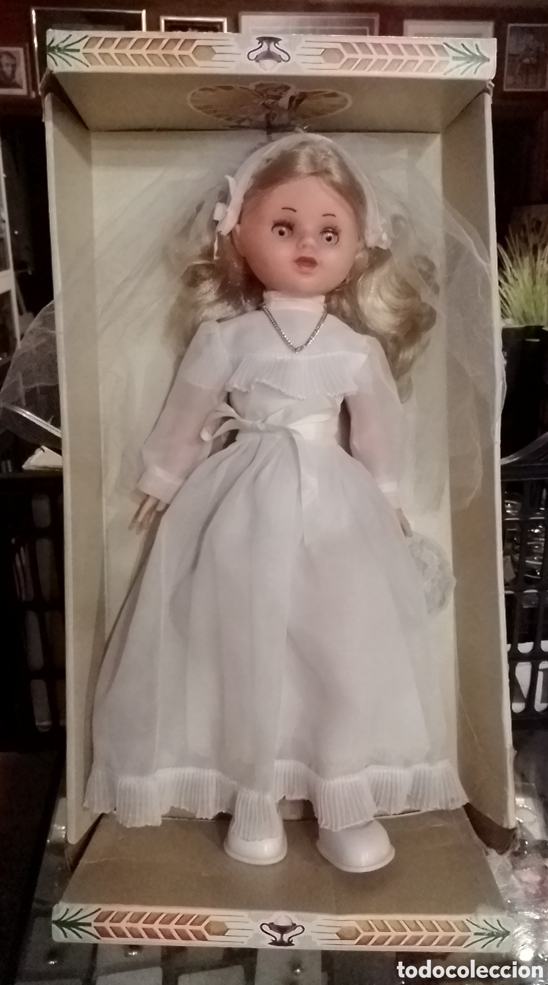 Mu&ntilde;eca con vestido de comuni&oacute;n