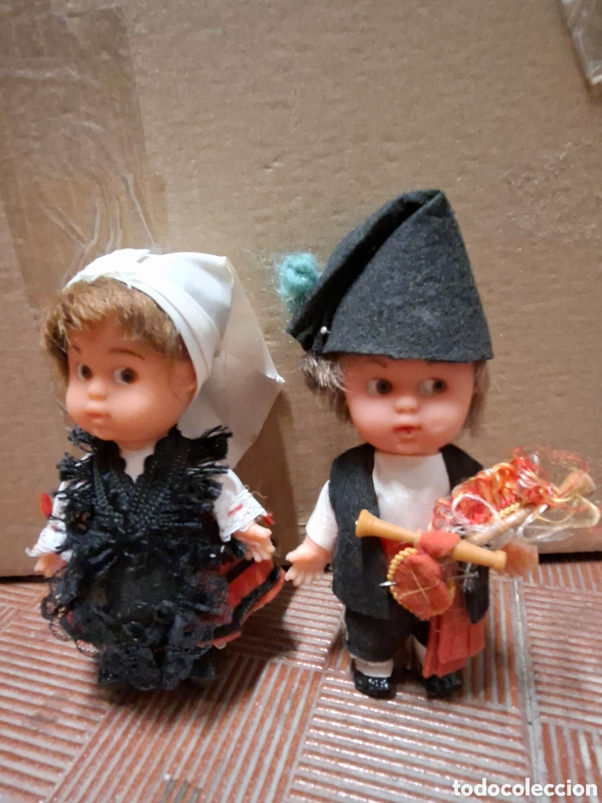 Coleccionismo: pareja de mu&ntilde;ecos regionales vintage vestidos con trajes tradicionales gallegos
