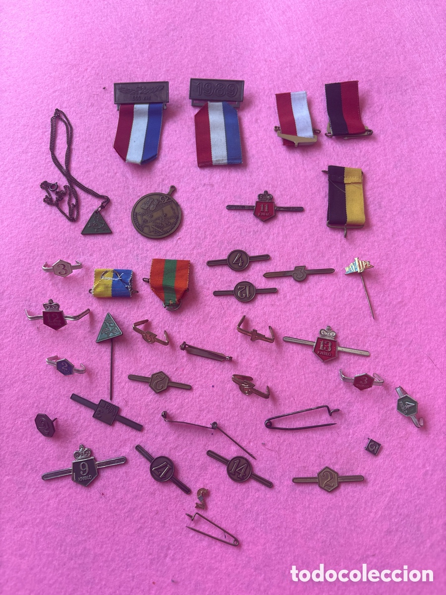 Coleccionismo: Lote de insignias y distintivos a catalogar (A1)