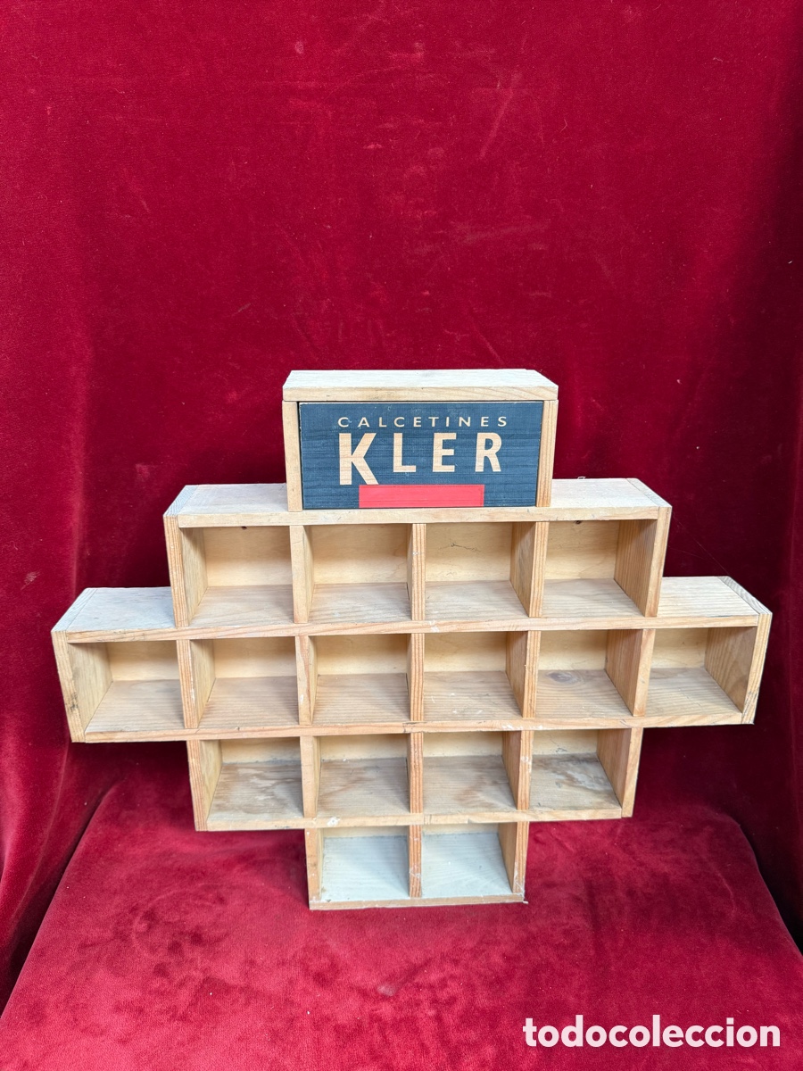 Coleccionismo: Estanteria expositor de madera,Kler!