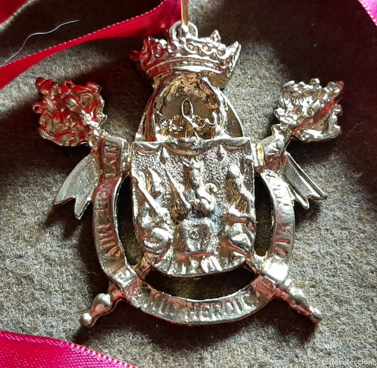Coleccionismo: MEDALLA CON CINTA PARA COLGAR CON ESCUDO DEL AYUNTAMIENTO DE SEVILLA - 5.5X5.5 CM APROX