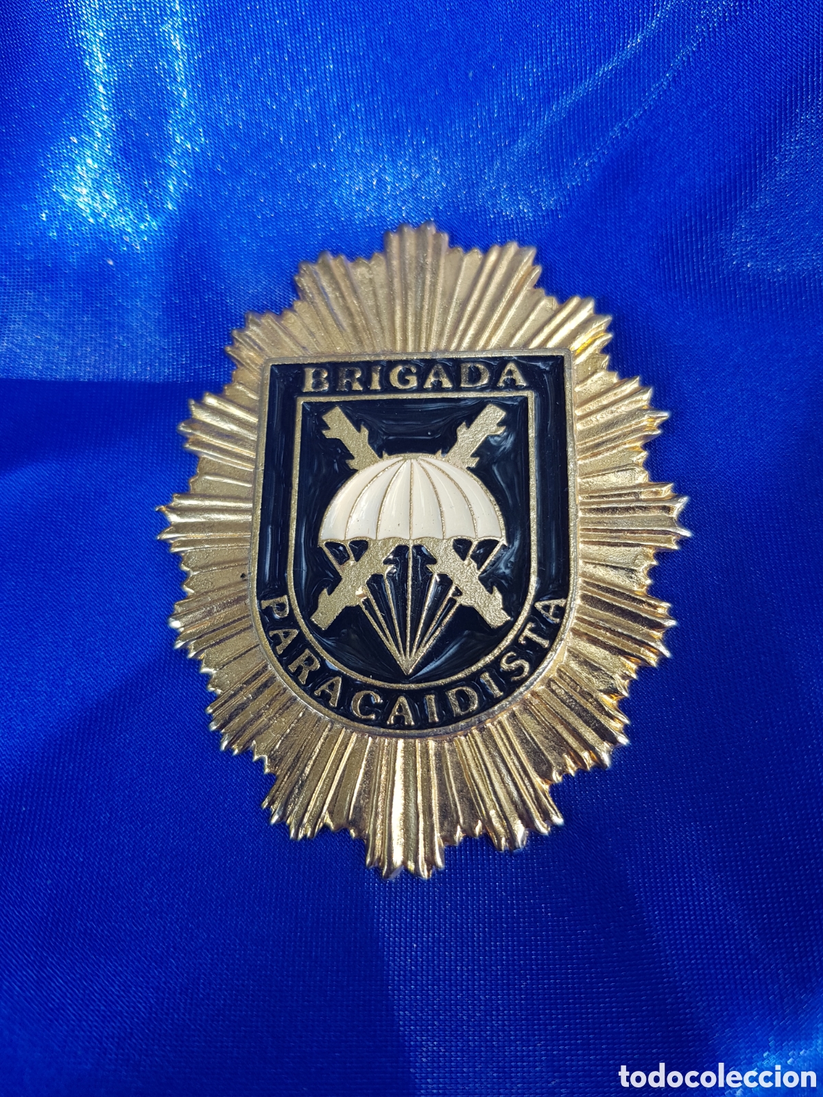 Coleccionismo: PLACA MILITAR DE LA BRIGADA PARACAIDISTA ESMALTADA.