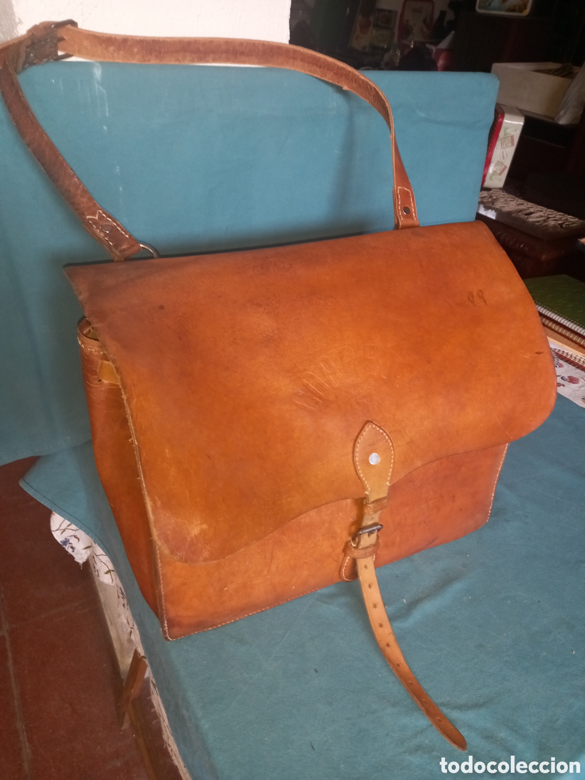 Coleccionismo: Bolso o cartera de cuero para reparto de Correos. m.s.XX. VER FOTOS.