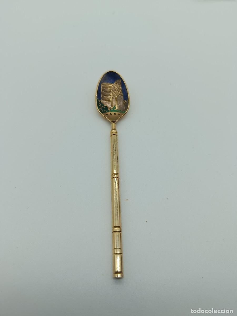Coleccionismo: CUCHARILLA DORADA RECUERDO BAKU. AZERBAIYAN. MYJ.