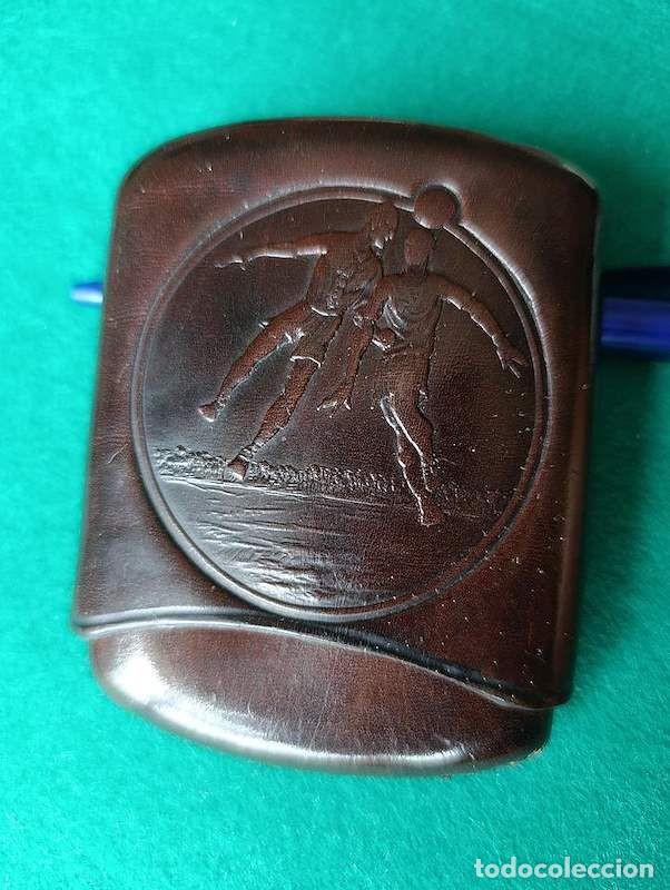 Coleccionismo: Pitillera de Piel Repujada Vintage - Tem&aacute;tica F&uacute;tbol / Jugadores en Relieve