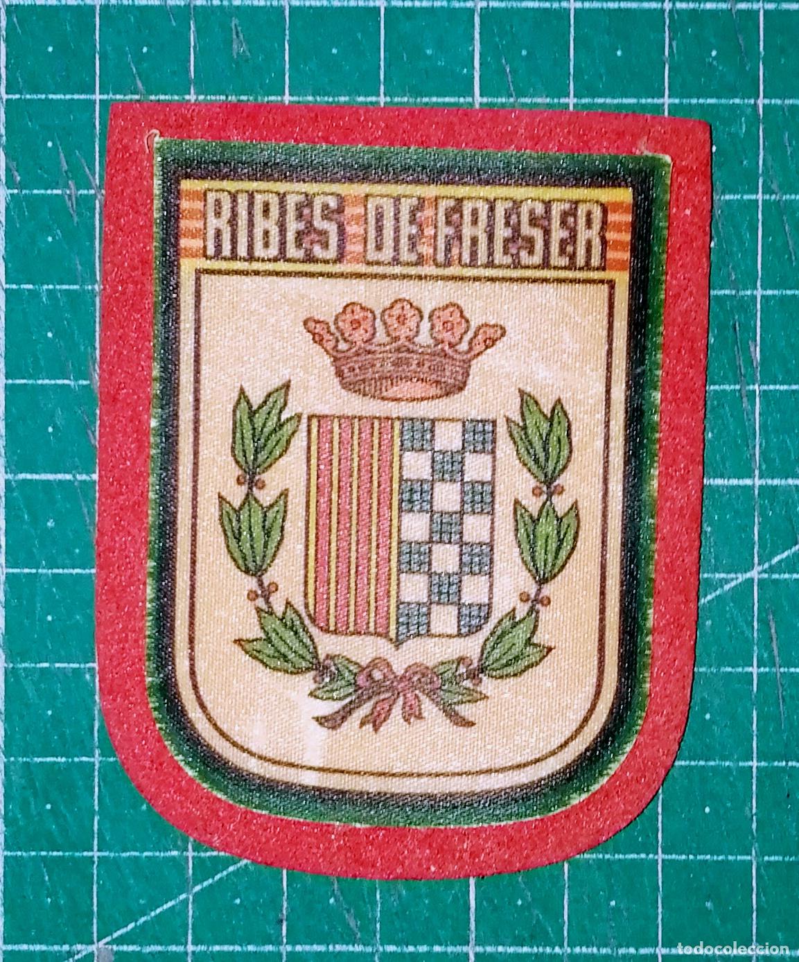 Coleccionismo: PARCHE. TELA. PAPEL SOBRE FIELTRO. ESCUDO RIBES DE FRESER. - 8x6 cm aprox.