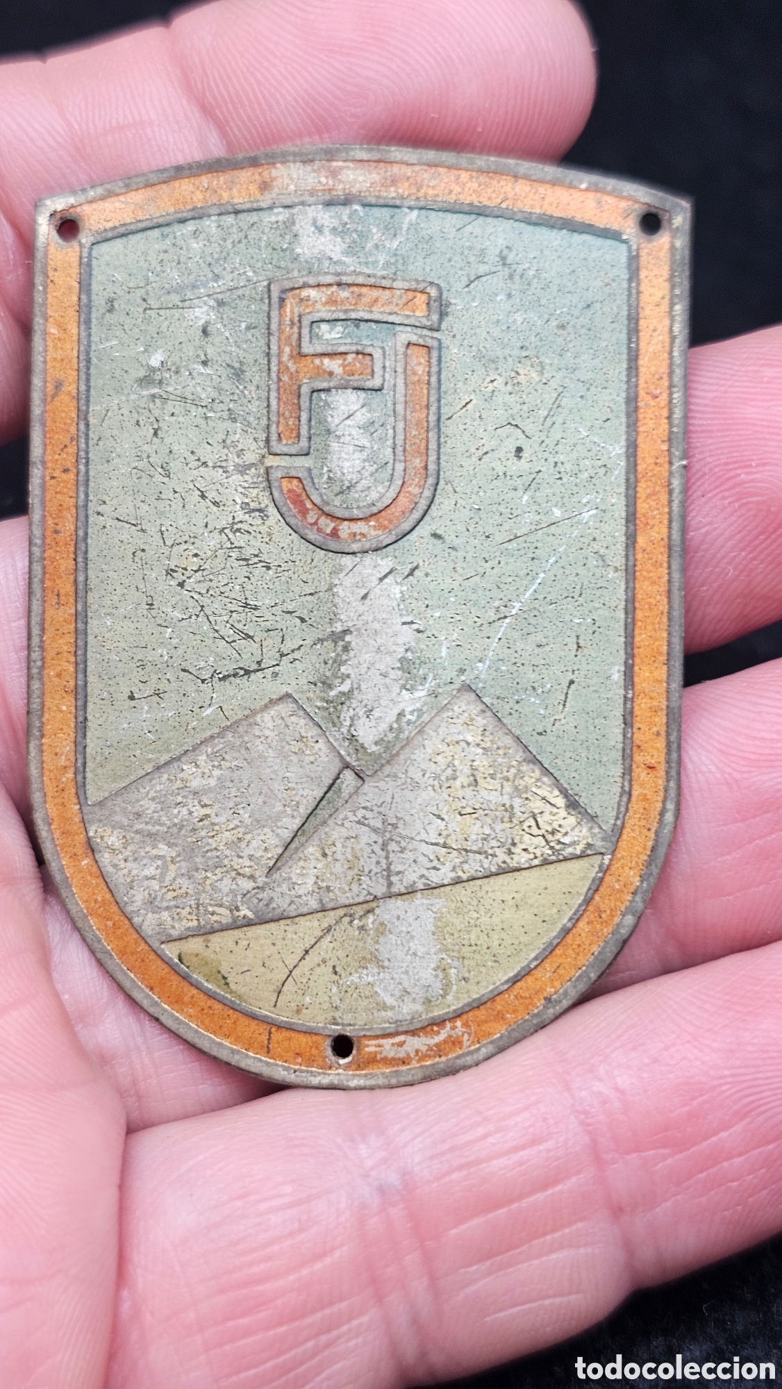 Coleccionismo: Antigua placa de monta&ntilde;a del Frente de Juventudes mediados del siglo XX