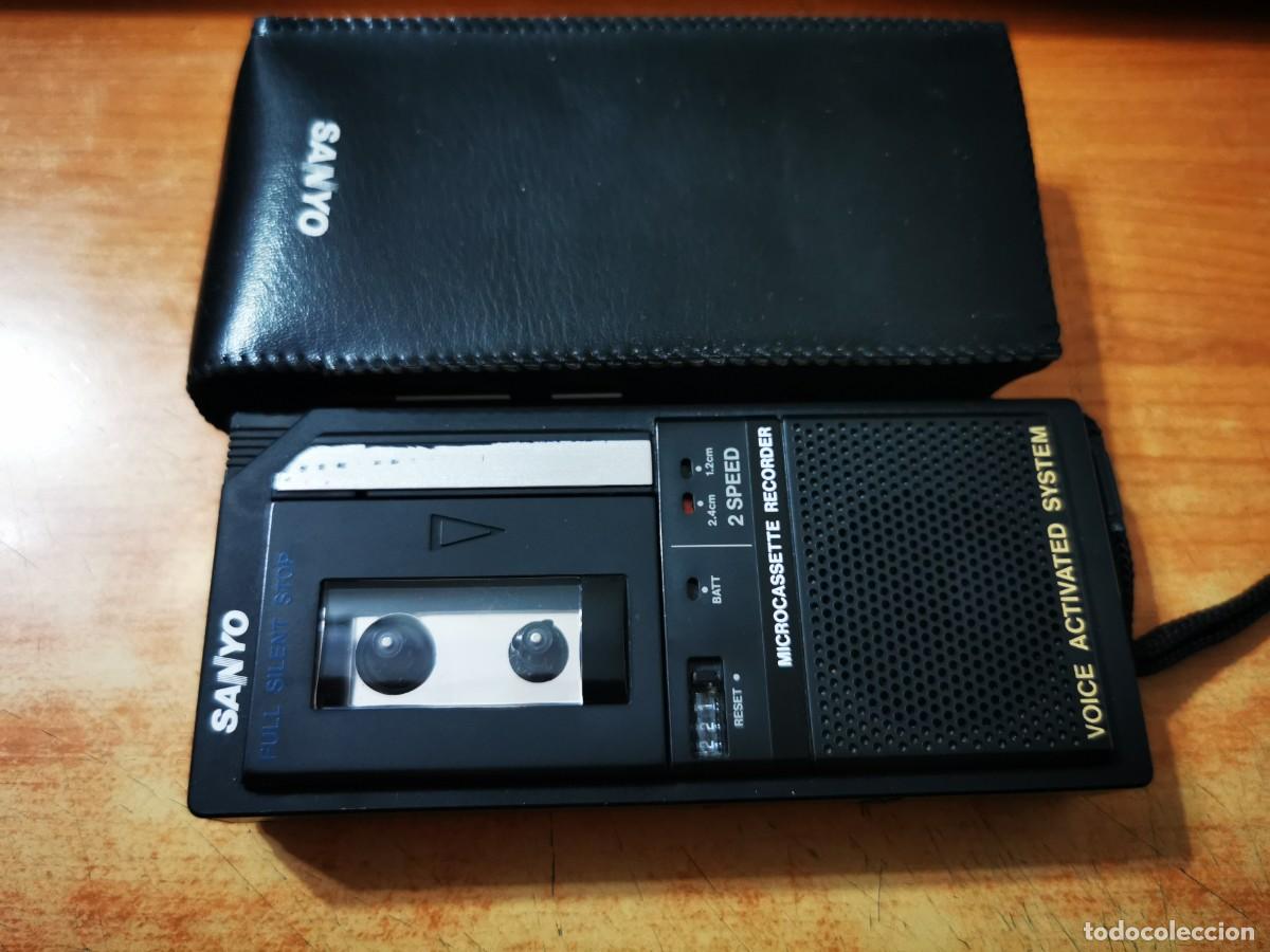 Coleccionismo: GRABADORA SANYO MINI CASETE CASSETTE CON 2 CINTAS NO FUNCIONA SOLO COLECCION TRC5495