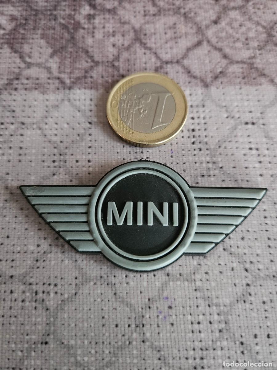 Coleccionismo: Emblema O Insignia Del Logotipo MINI, Repuesto Decorativo Para Pegarse En El Cap&oacute; Delantero.