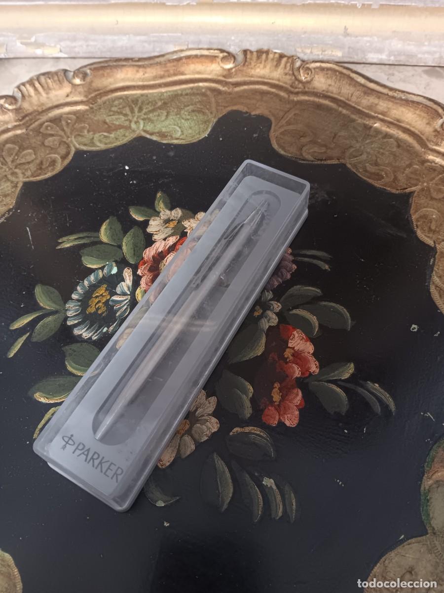 Coleccionismo: bol&iacute;grafo cl&aacute;sico Parker Jotter de acero inoxidable, reconocible por su ic&oacute;nica silueta met&aacute;lica y g