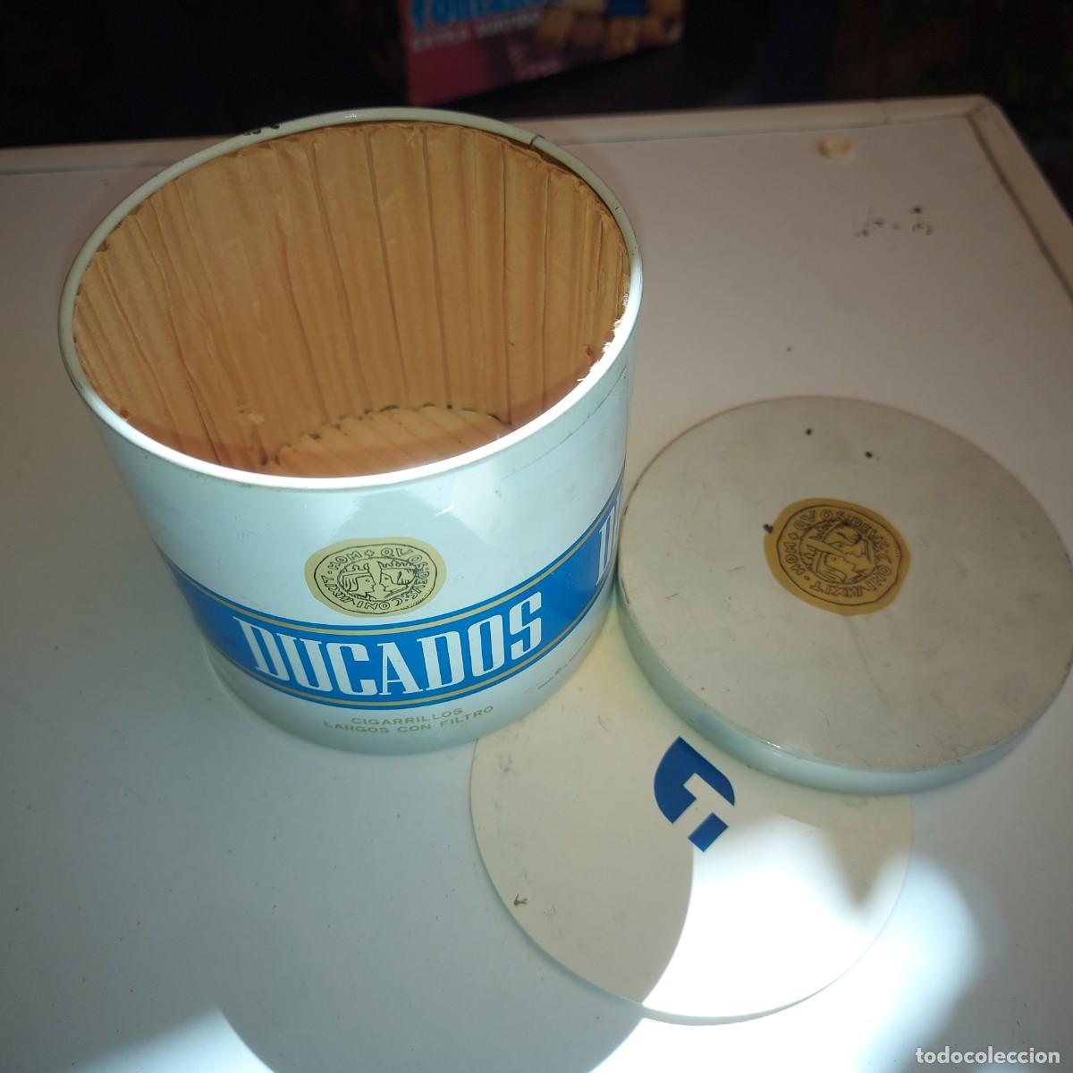 Coleccionismo: DUCADOS - ANTIGUO BOTE O CAJA DE METAL - MARCA DE TABACO - PARA CIGARRILLOS - VAC&Iacute;O