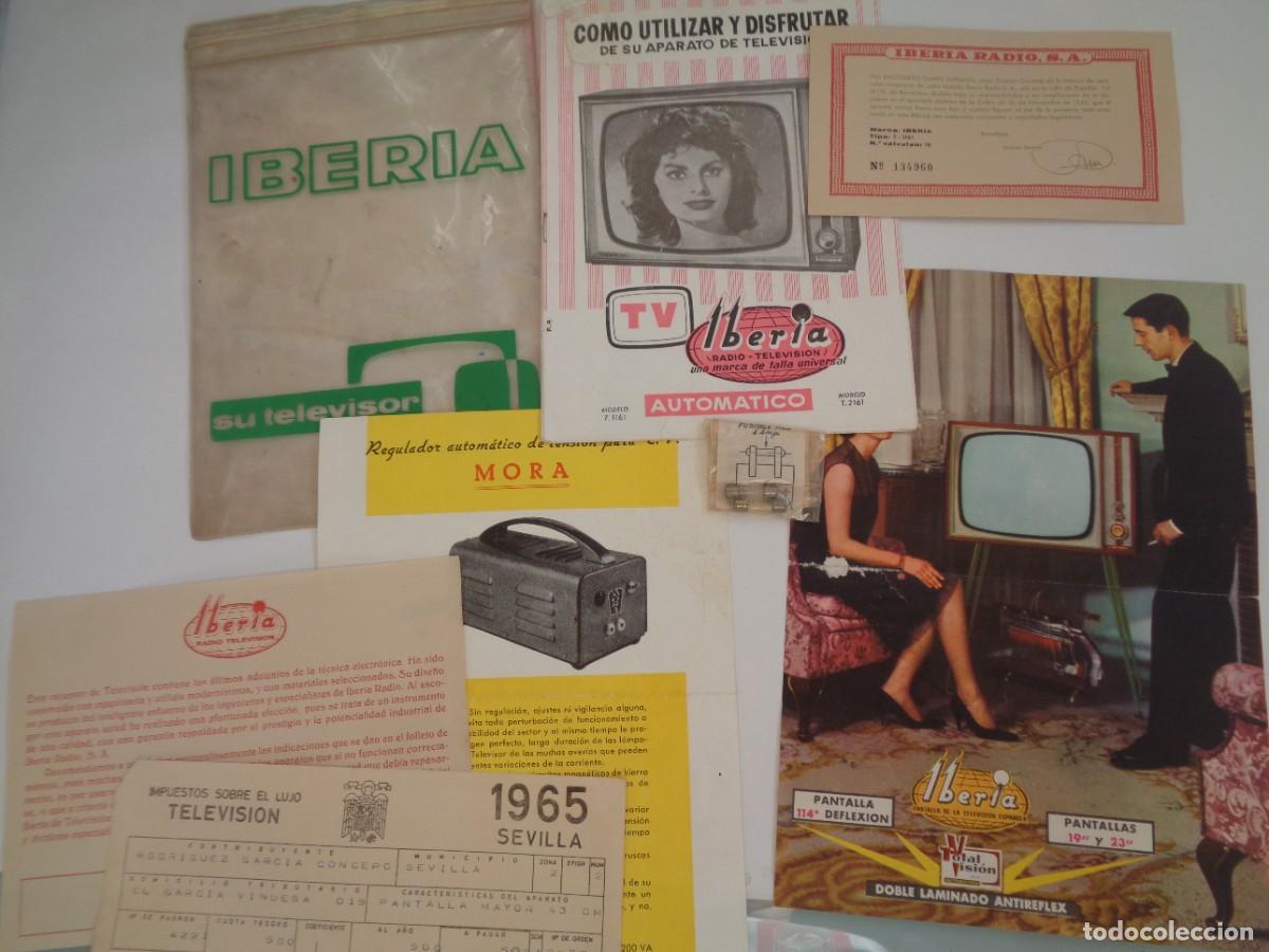 Coleccionismo: LOTE DOCUMENTACION DE TELEVISOR IBERIA , 1965 . CON DOS FUSIBLES , ETC