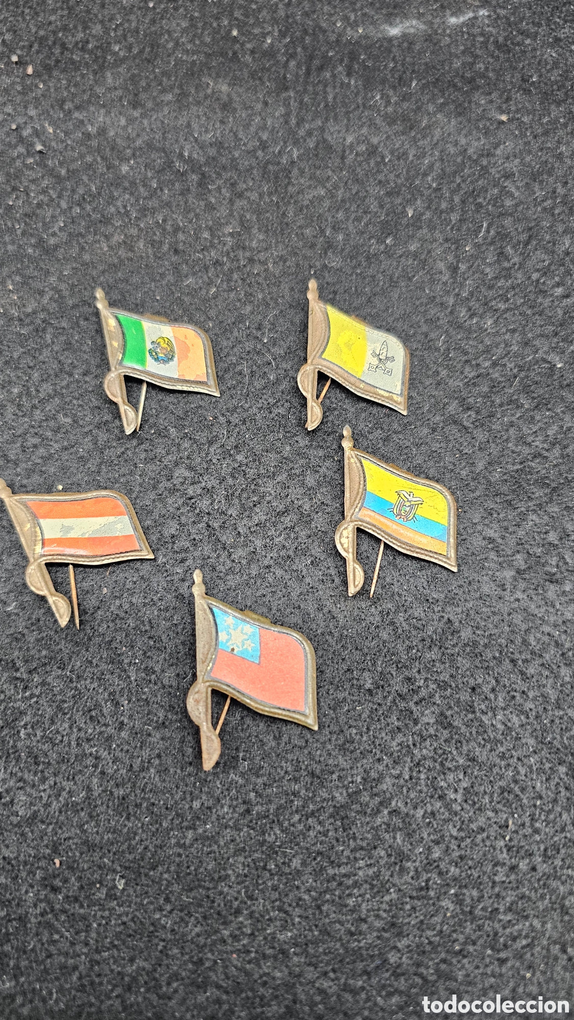 Coleccionismo: Antiguas insignias de banderas de hojalata