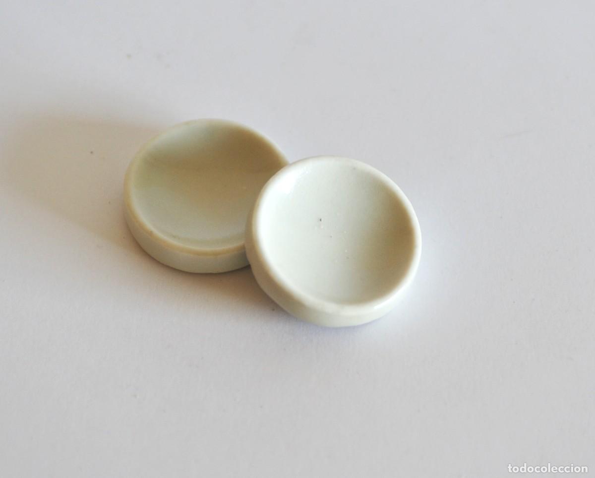 Coleccionismo: 2 peque&ntilde;os pocillos o huecos vintage para mezclar colores para pintor. De cer&aacute;mica blanca, miden 3,5