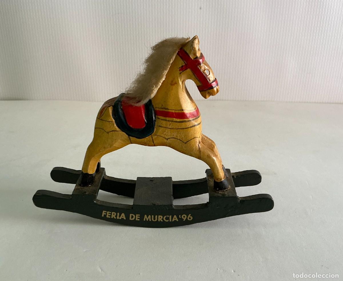 Coleccionismo: Caballito Balanc&iacute;n de Madera Pintado a Mano - Feria de Murcia 1996 - Artesan&iacute;a Vintage 16,5 cm
