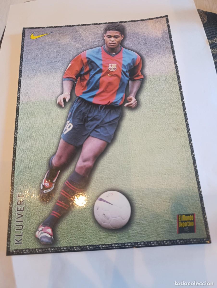 Coleccionismo: LAMINA POSTAL KLUIVERR BAR&Ccedil;A 98-99 MUNDO DEPORTIVO MIDE 21 X 30 CM carton