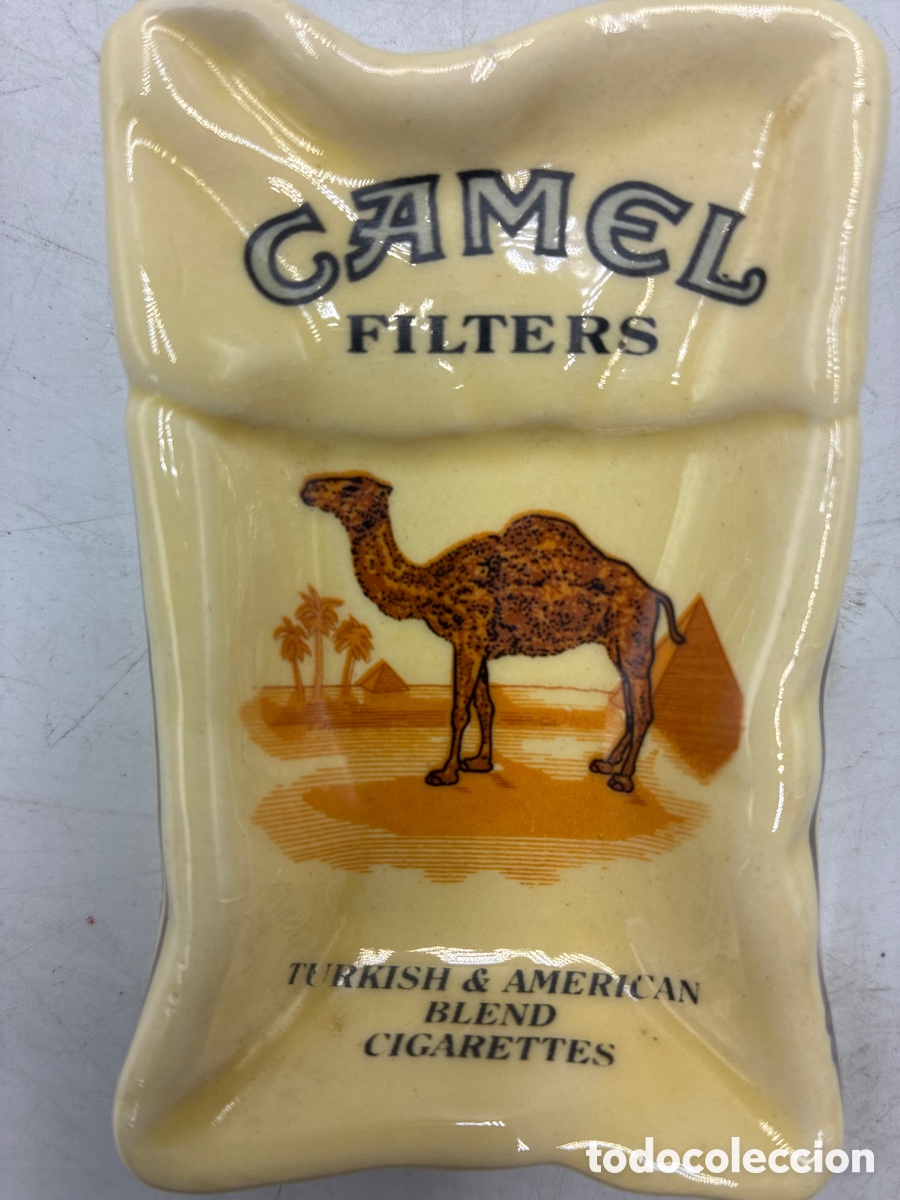 Collectionnisme: Cenicero con forma de cajetilla CAMEL.
