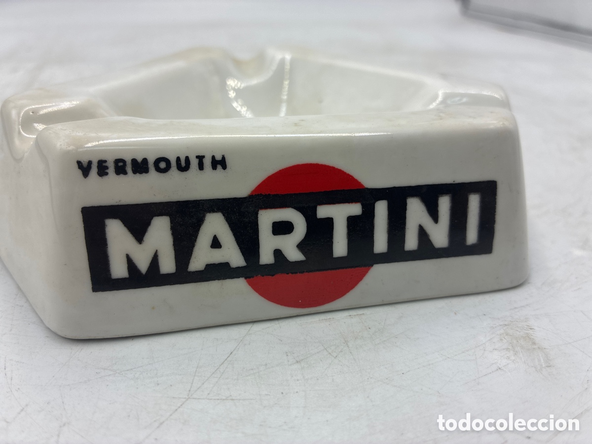 Coleccionismo: Cenicero triangular de publicidad MARTINI .