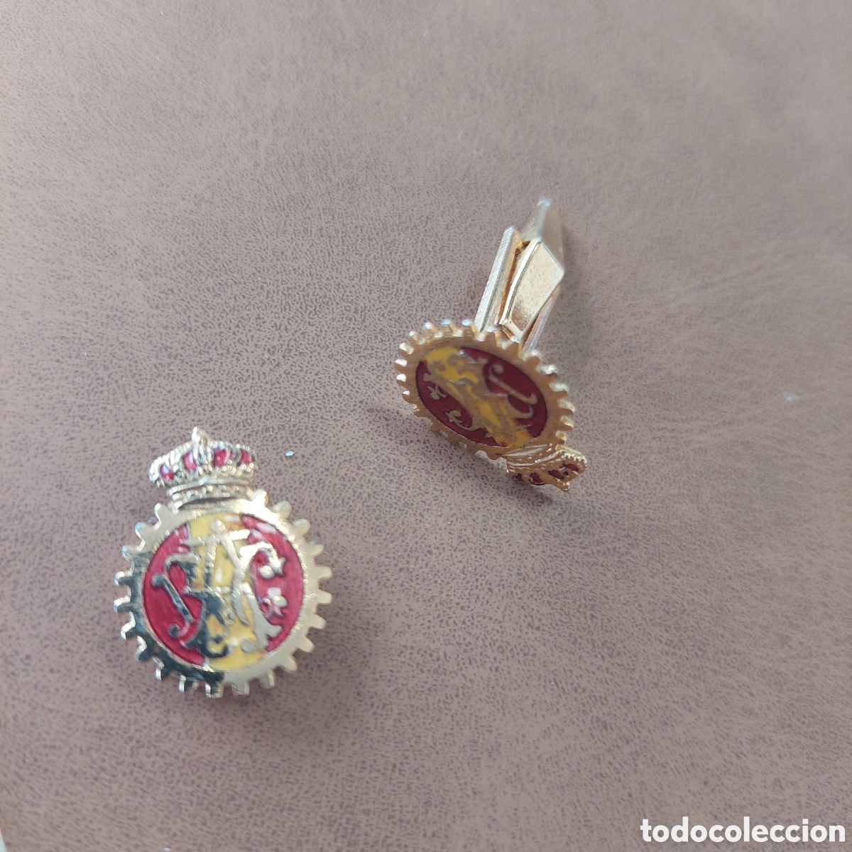Coleccionismo: Insignia y gemelo RAC.