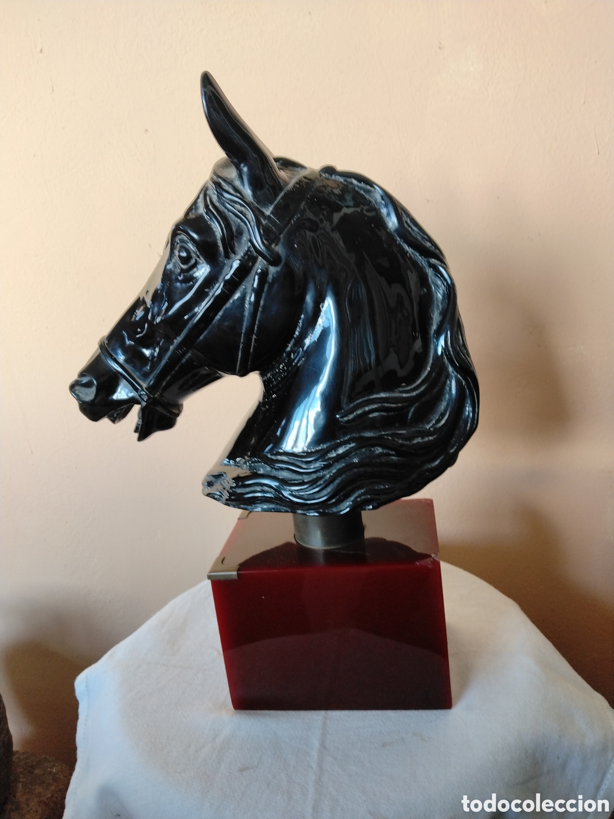 Coleccionismo: Escultura de cabeza de caballo negro brillante.
