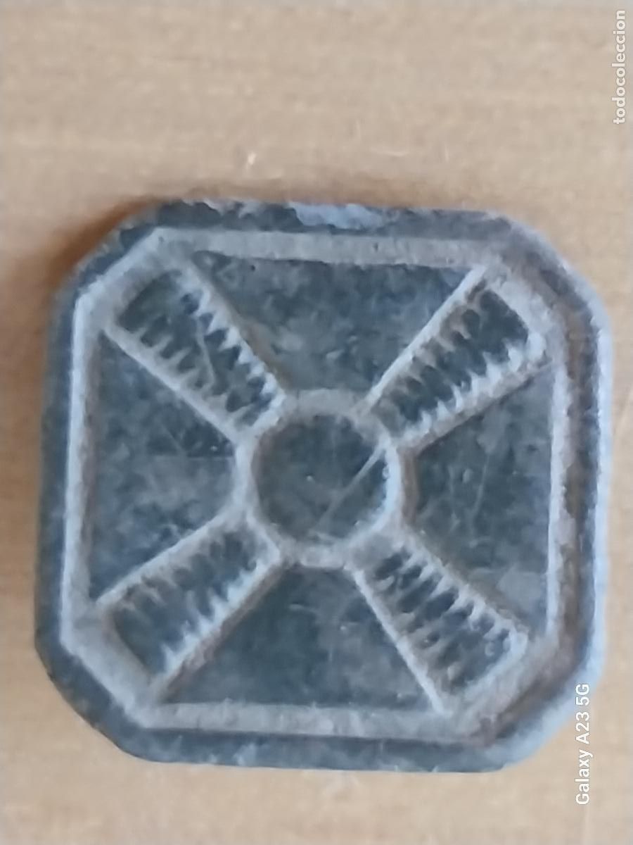 Coleccionismo: BOTON ASPA RELIEVE METAL MUY ANTIGUO 1.9CMS OJAL ROTO VER FOTOS